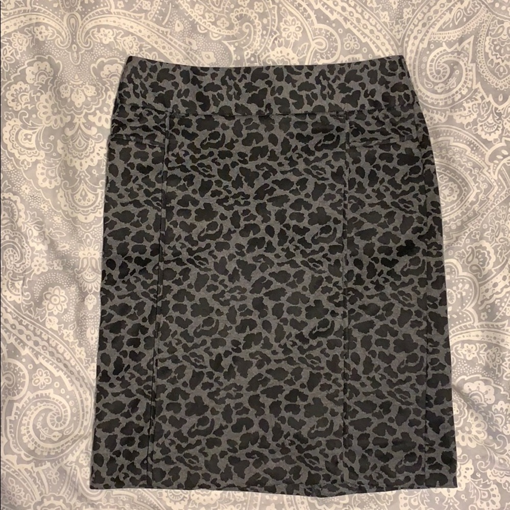 Leopard print, pencil skirt. Super cute!